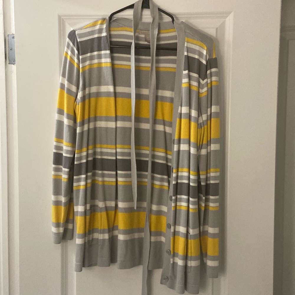 XL Banana Republic light sweater. Small fabric tug on back (see pictures )